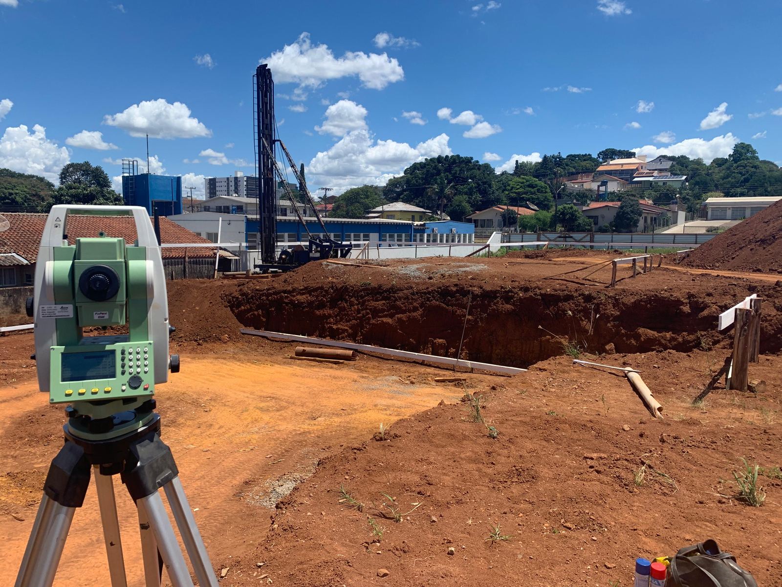 Locação de fundação com bate-estaca em obra urbana