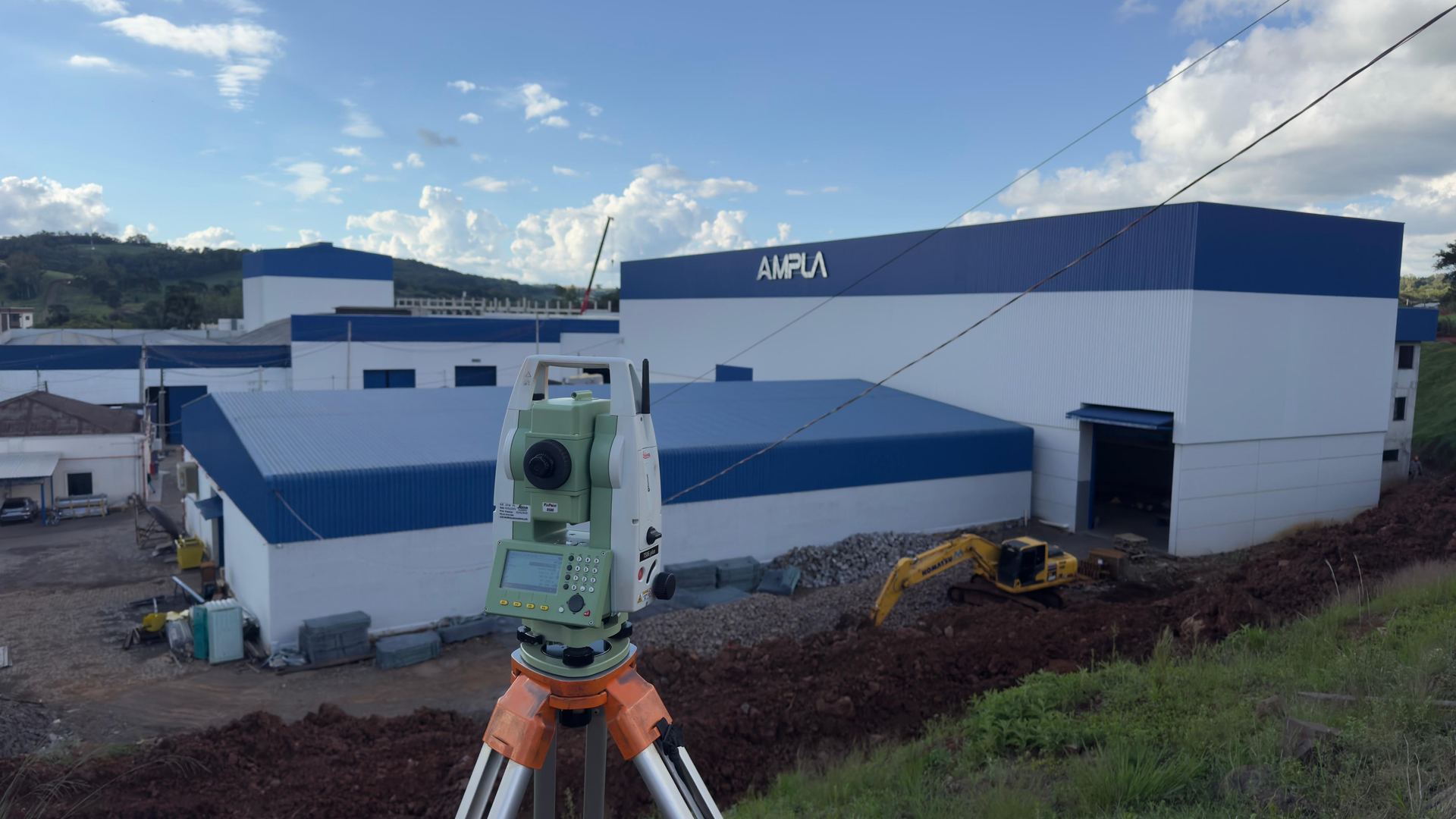 Locação de obra com estação total em galpão industrial
