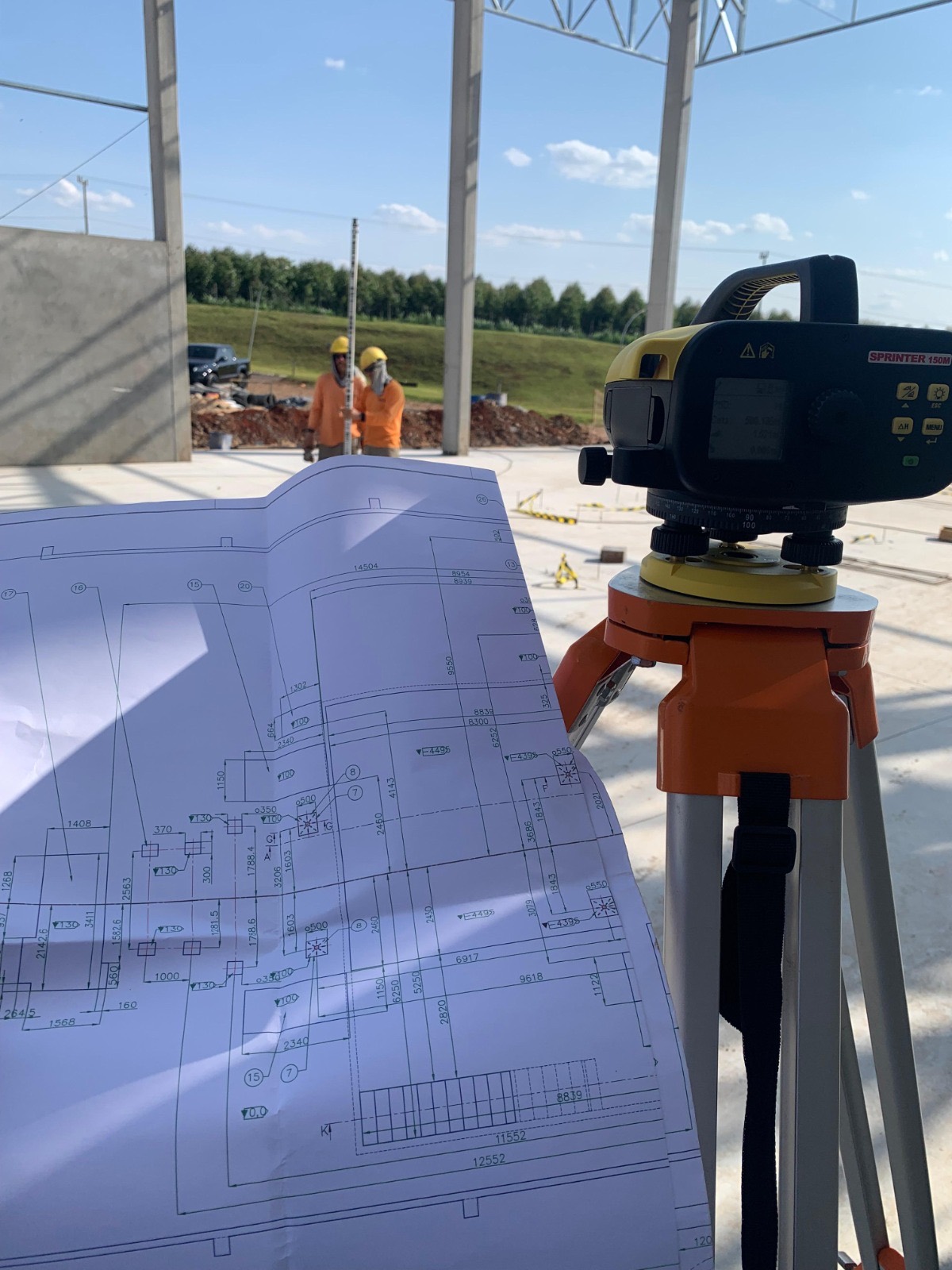 Conferência de nível com planta de execução em galpão industrial