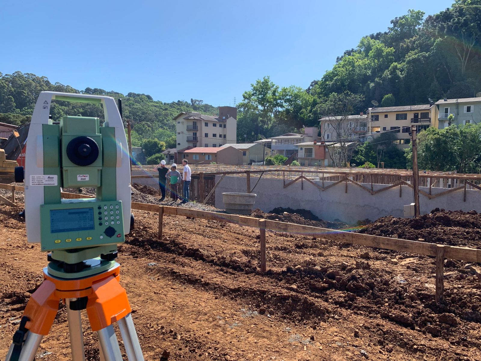 Levantamento topográfico em obra urbana com contenção