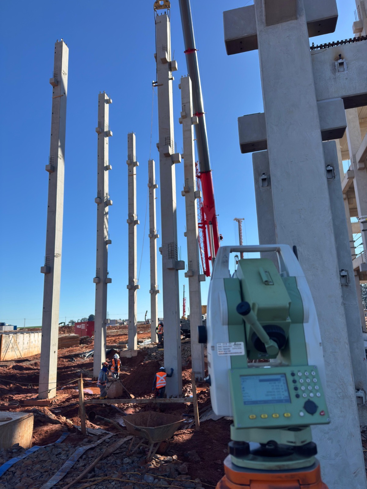Implantação de pilares pré-moldados em obra industrial sob céu aberto