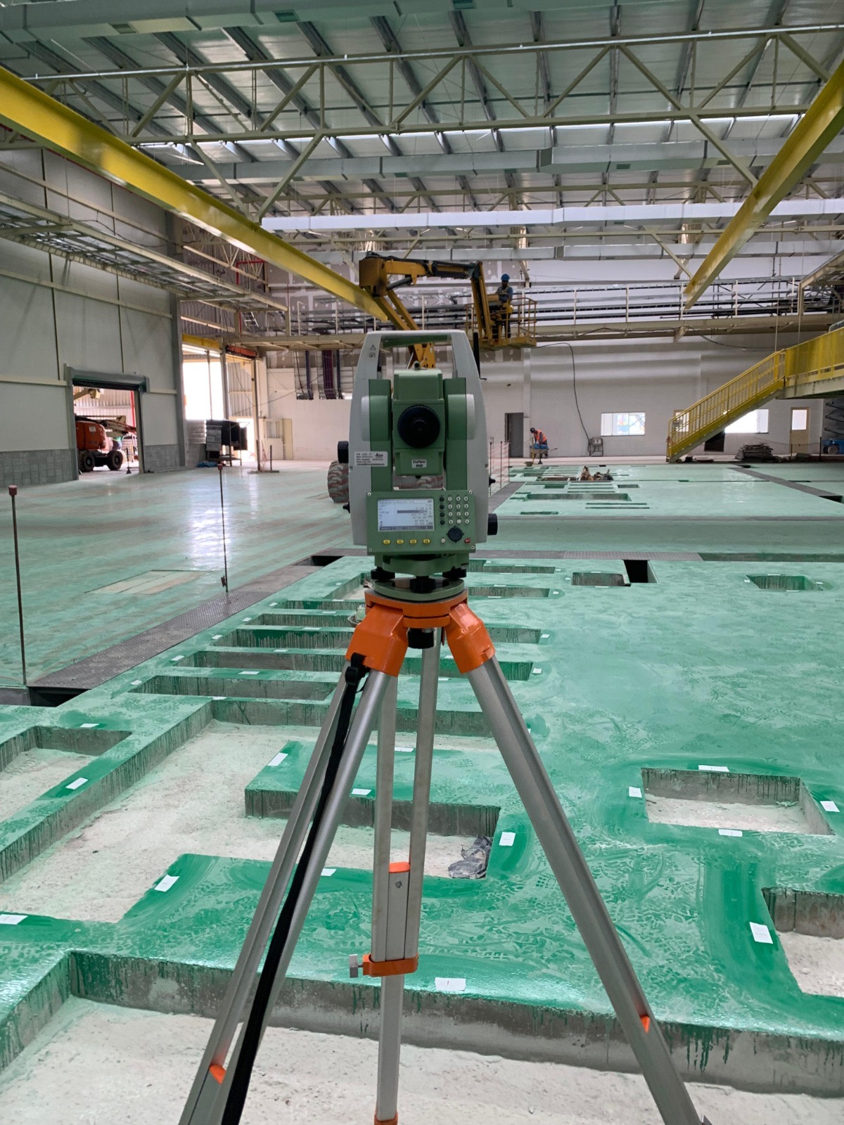 Levantamento de precisão em piso industrial dentro de galpão