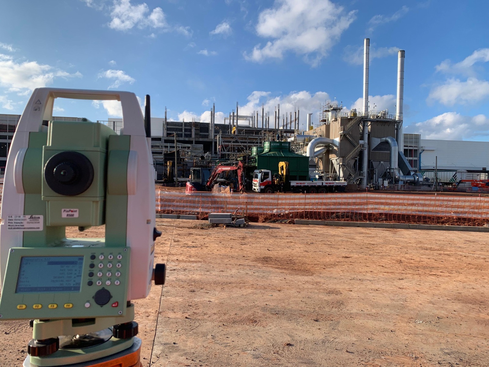 Acompanhamento topográfico com estação total em planta industrial