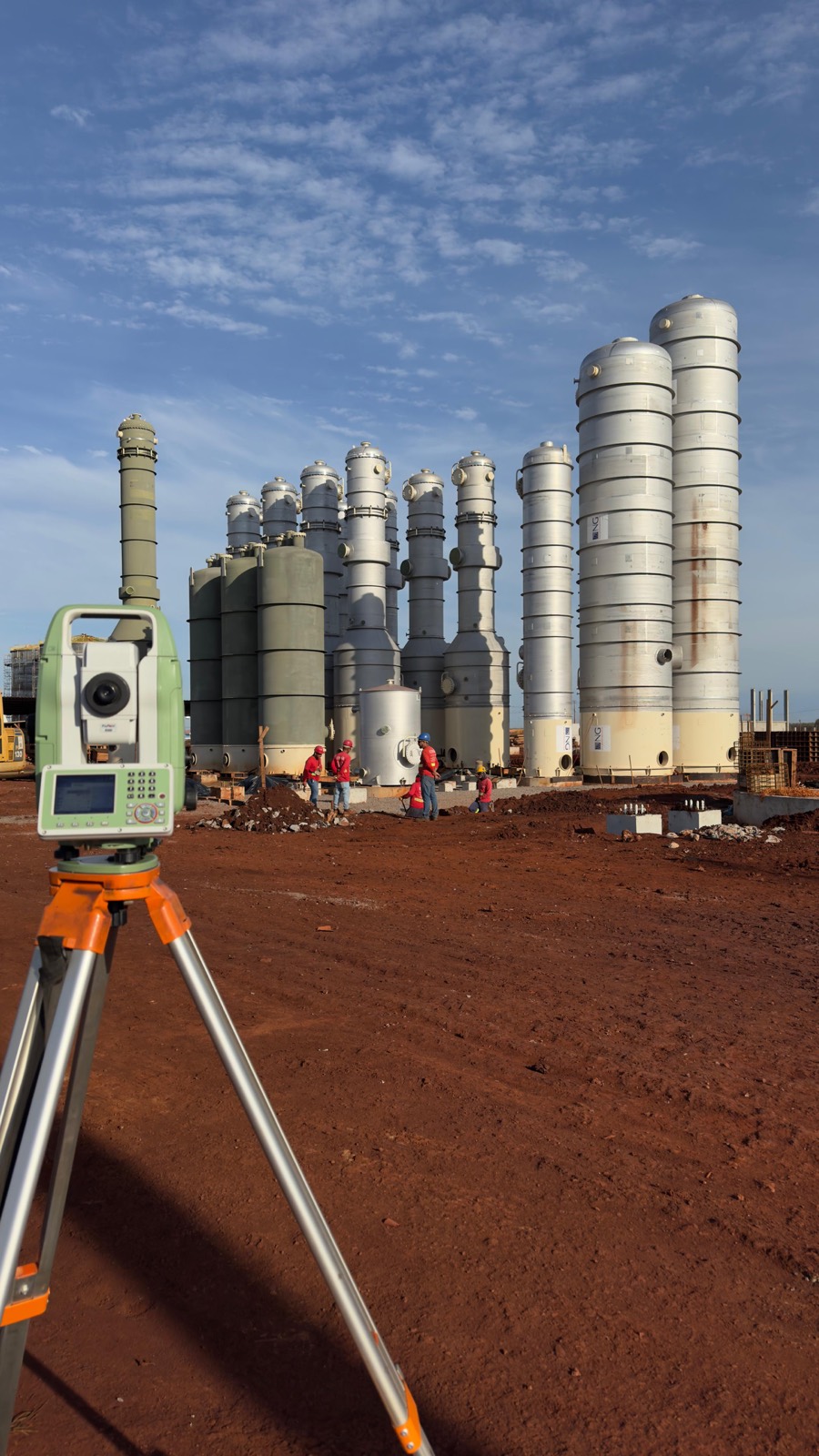 Locação de obra com estação total em planta industrial com silos metálicos
